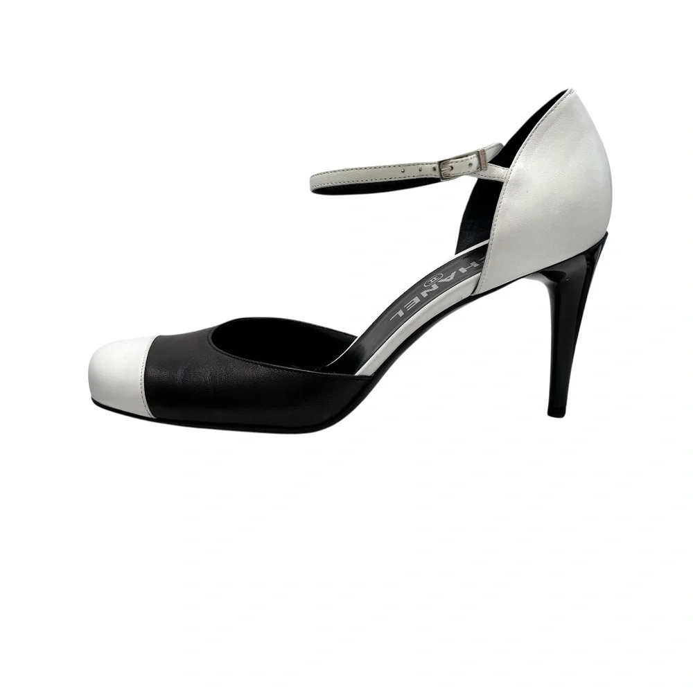 CHANEL BLACK AND WHITE CAP TOE ANKLE STRAP ROUND TOE STILETTO